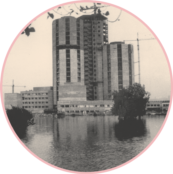 Inundació als voltants de l’hospital l'any 1971. AMHL / Rafael Zuriguel