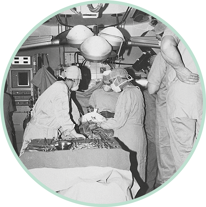 Imatge d’un quirofan pocs anys després de la inauguració de l’Hospital de Bellvitge el 1972. Foto: Hospital Universitari de Bellvitge