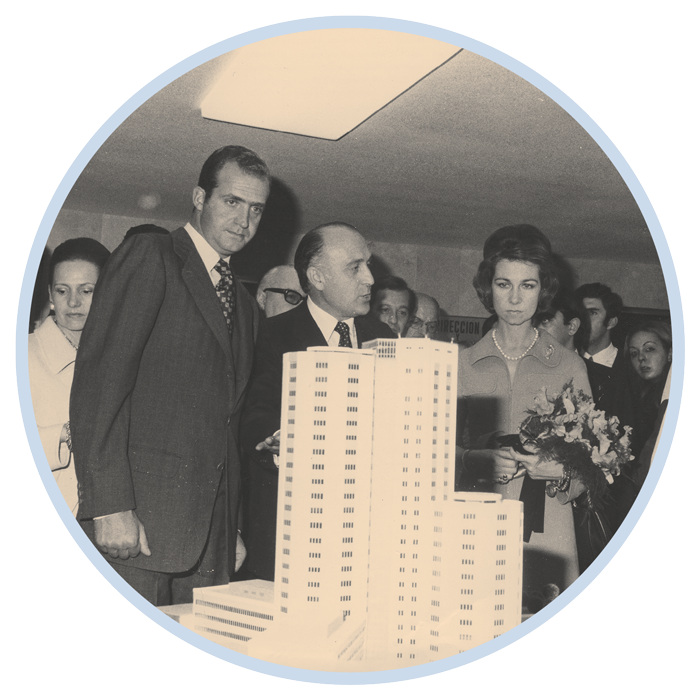 Els aleshores Prínceps d’Espanya visitant el nou Hospital de Bellvitge durant la inauguració el 1972. AMHL / Juan Ciuret