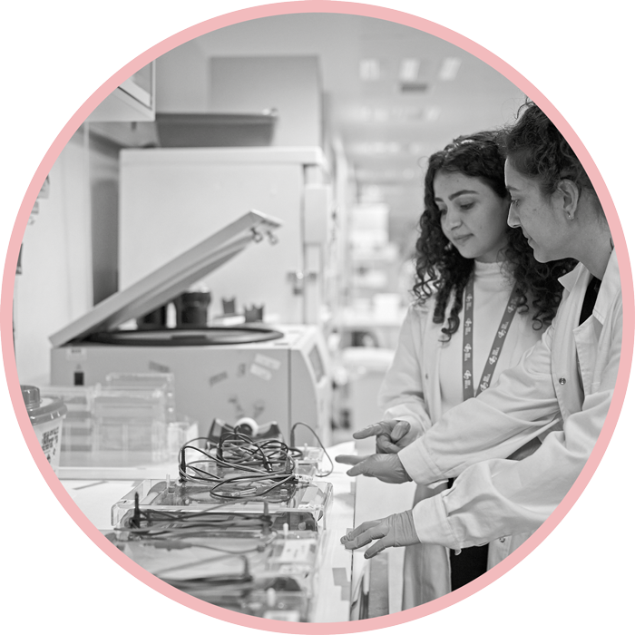 Científiques treballant. Foto: Miquel Coll © IDIBELL