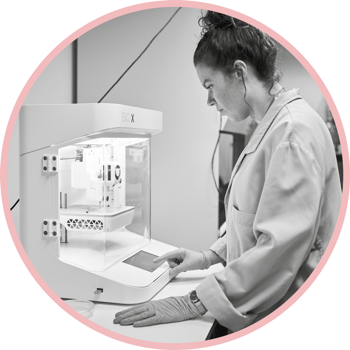 Investigadora de l’IDIBELL. Foto: Miquel Coll © IDIBELL